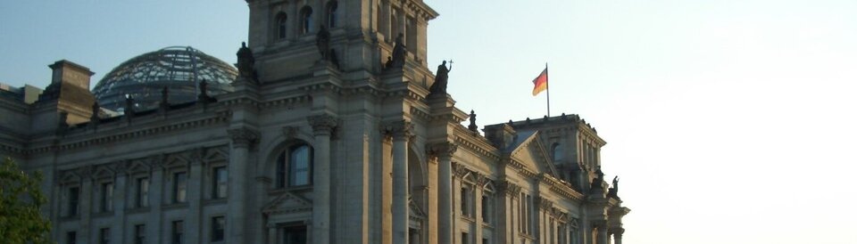 Deutscher Bundestag im Abendlicht.