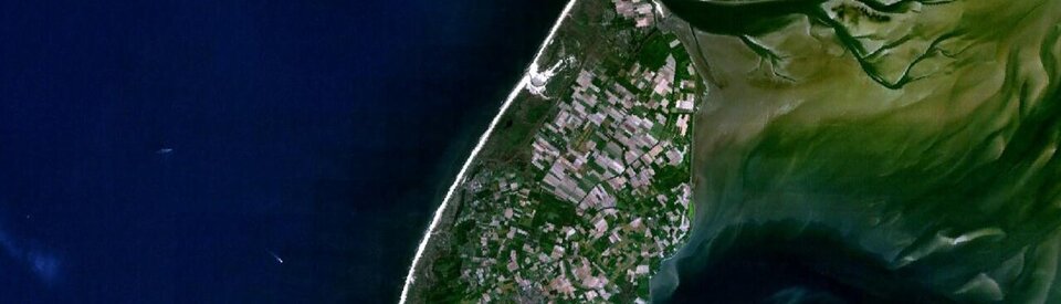 Satellitenbild von Texel bei Ebbe. Im Süden sieht man den Marsdiep.