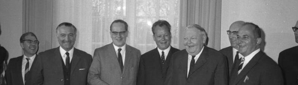 Deutschlandgespräch der Parteien im Bundeskanzleramt 1966 (Von links nach rechts: Erich Mende, Herbert Wehner, Willy Brandt, Ludwig Erhard, Fritz Erler, Rainer Barzel).