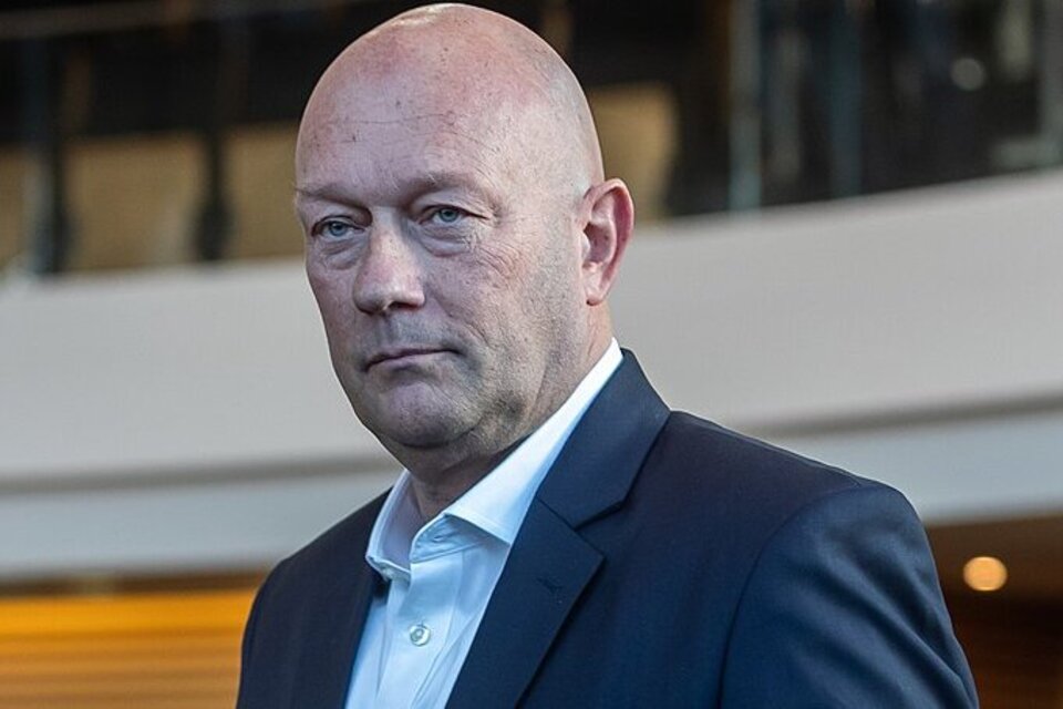 Thomas Kemmerich mit Blumenstrauß.