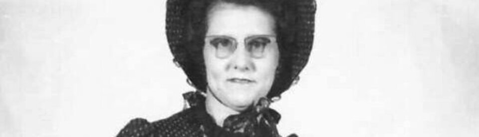 Helen Viola Jackson, die letzte Kriegswitwe, im Jahr 1955. Hier altertümlich verkleidet anlässlich des hundertjährigen Jubiläums von Webster County in Missouri.