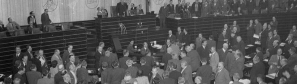 Bundestag 1952 after voting on the law on the organization in question.