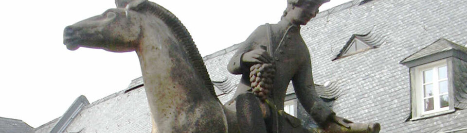 Monument des sagenhaften Spätlesereiters auf Schloss Johannisberg im Rheingau.