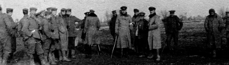 Britische und deutsche Truppenangehörige treffen sich während des inoffizellen Weihnachtsfriedens im Niemandsland.