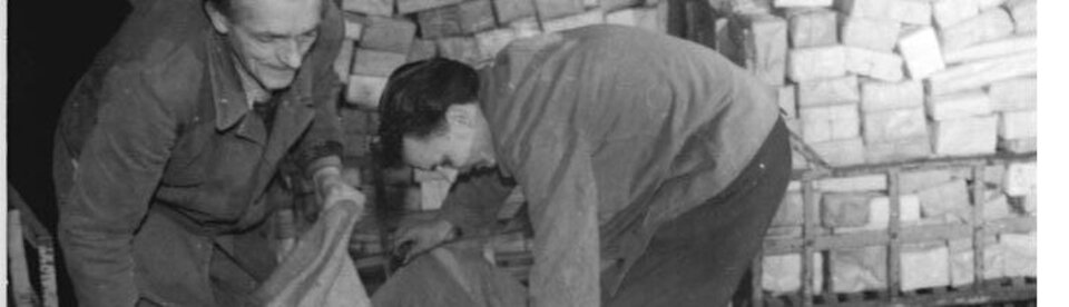 Bürger aus der BRD und DDR tauschten zu Weihnachten Millionen Geschenkpakete aus. Dieses Bild aus dem Jahr 1958 zeigt Mitarbeiter eines Ostberliner Postamts beim Verpacken von Päckchen für Westdeutschland.