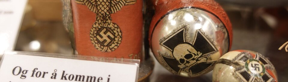 Nationalsozialistischer Weihnachtsschmuck aus dem Zweiten Weltkrieg. Man versuchte damals mit einigem Erfolg, Weihnachten im Sinne der Nazi-Ideologie zu vereinnahmen.
